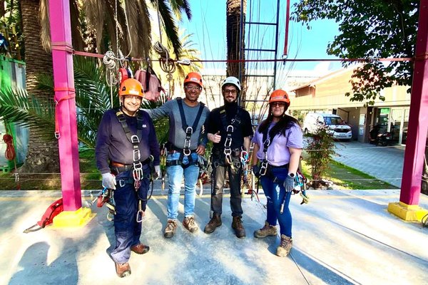 Equipo de profesionales con arneses de seguridad en capacitación