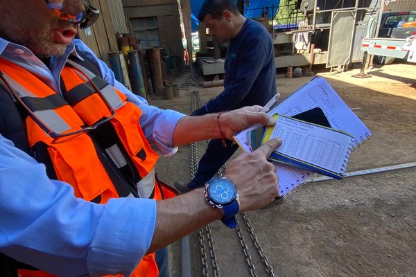 Consultor revisando documentación de cumplimiento normativo en terreno